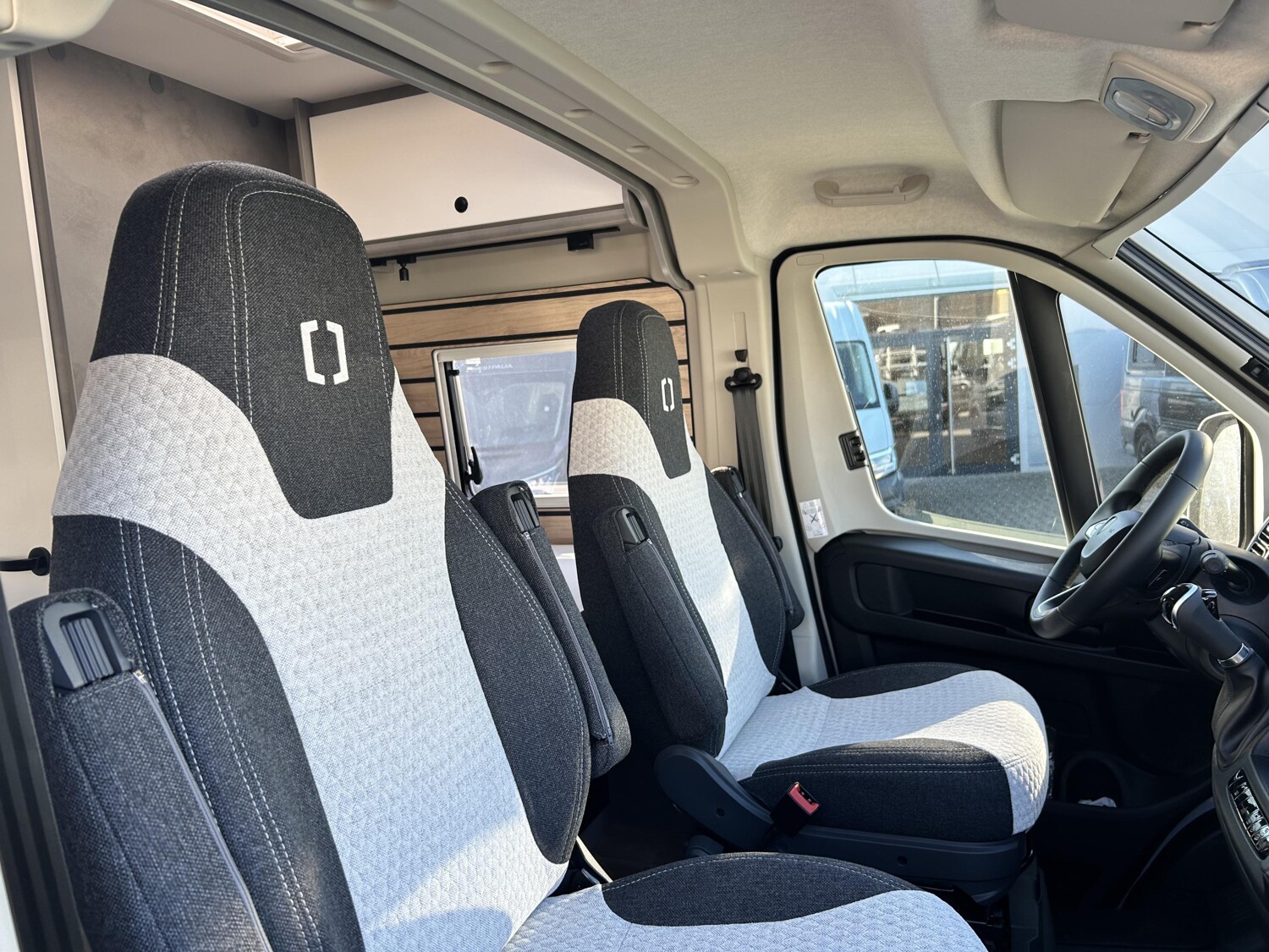 Crosscamp ADVTR Peugeot 5.4 DF - Bild 3 Crosscamp ADVTR Peugeot 5.4 DF - Vorschaubild - Bild 3